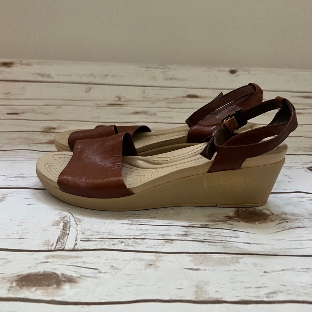 Crocs Leigh II Wedge Sandals Brown Leather Ankle Strap Comfort Shoes Size 10